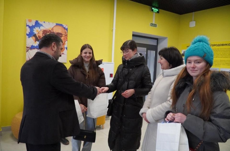 Студенты Антрацитовского медколледжа во время пребывания в Калмыкии посетили Дом молодежи им. Б.Б. Городовикова Студенты Антрацитовского медколледжа во время пребывания в Калмыкии посетили Дом молодежи им. Б.Б. Городовикова