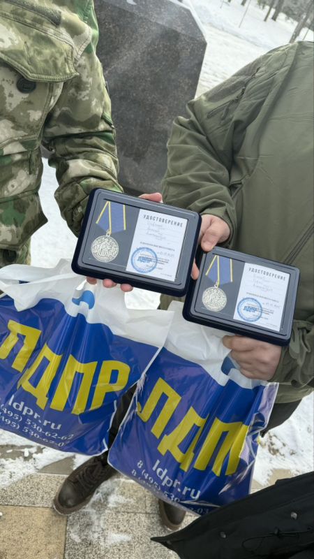 Галина Дуброва: Делаем все для Победы. С коллегой Арсеном Серджаном вручили медали ЛДПР бойцам батальона «СКИФ» Сергею Анатольевичу и Александру Анатольевичу Галина Дуброва: Делаем все для Победы. С коллегой Арсеном Серджаном вручили медали ЛДПР бойцам батальона «СКИФ» Сергею Анатольевичу и Александру Анатольевичу