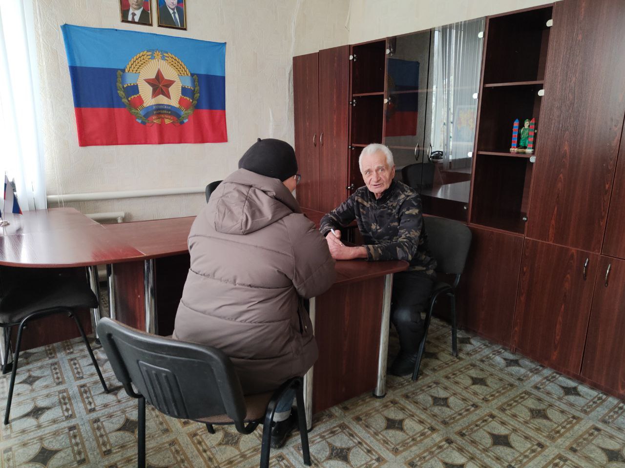 Владимир Шавлай: Сегодня депутат Совета Краснодонского муниципального округа - Александр Манохин провел личный приём граждан в селе Верхнешевыревка