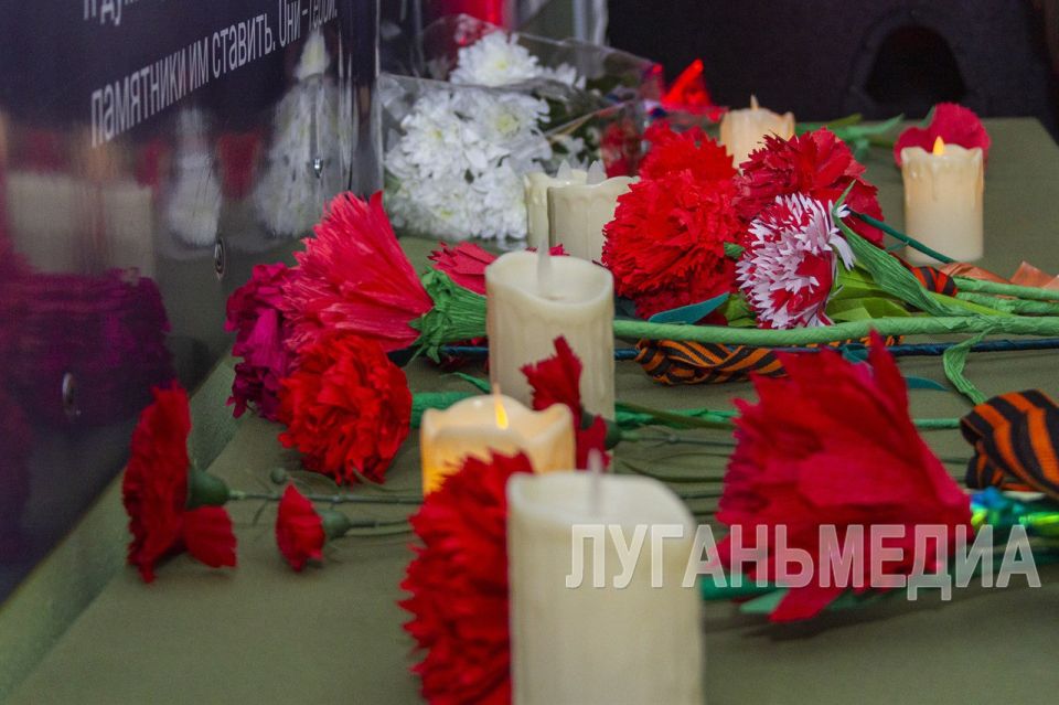 В Луганском учебно-воспитательном комплексе «Интеллект» состоялось открытие «Уголка памяти» В Луганском учебно-воспитательном комплексе «Интеллект» состоялось открытие «Уголка памяти»