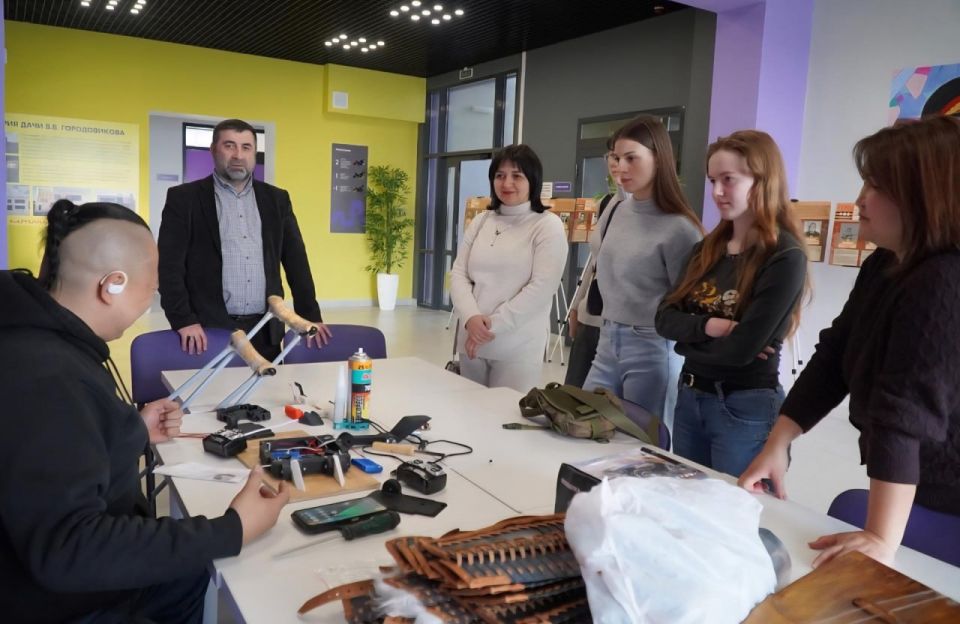 Студенты Антрацитовского медколледжа во время пребывания в Калмыкии посетили Дом молодежи им. Б.Б. Городовикова Студенты Антрацитовского медколледжа во время пребывания в Калмыкии посетили Дом молодежи им. Б.Б. Городовикова