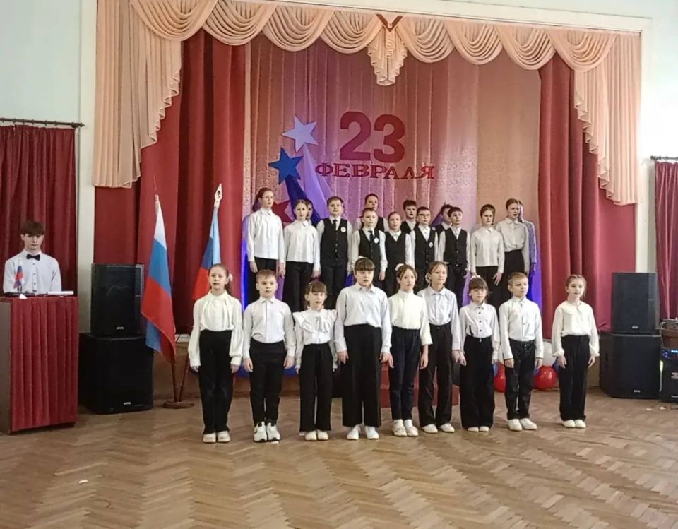 В КРАСНОМ ЛУЧЕ ОТМЕТИЛИ ДЕНЬ ЗАЩИТНИКА ОТЕЧЕСТВА В КРАСНОМ ЛУЧЕ ОТМЕТИЛИ ДЕНЬ ЗАЩИТНИКА ОТЕЧЕСТВА
