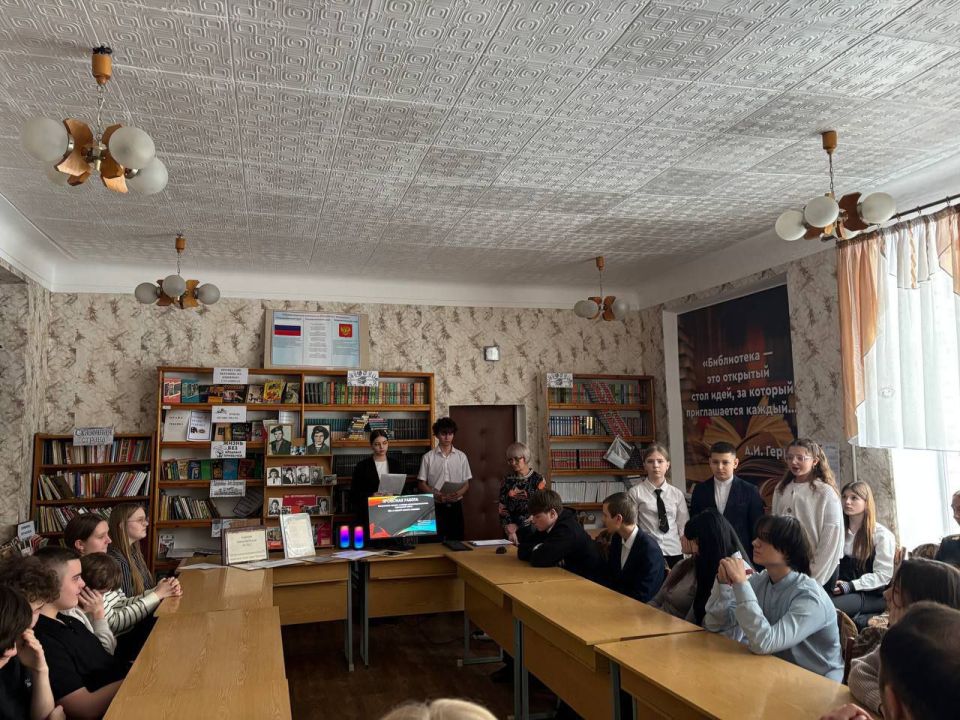 Патриотический час «Памяти павших будьте достойны» в Ровеньковской гимназии Патриотический час «Памяти павших будьте достойны» в Ровеньковской гимназии