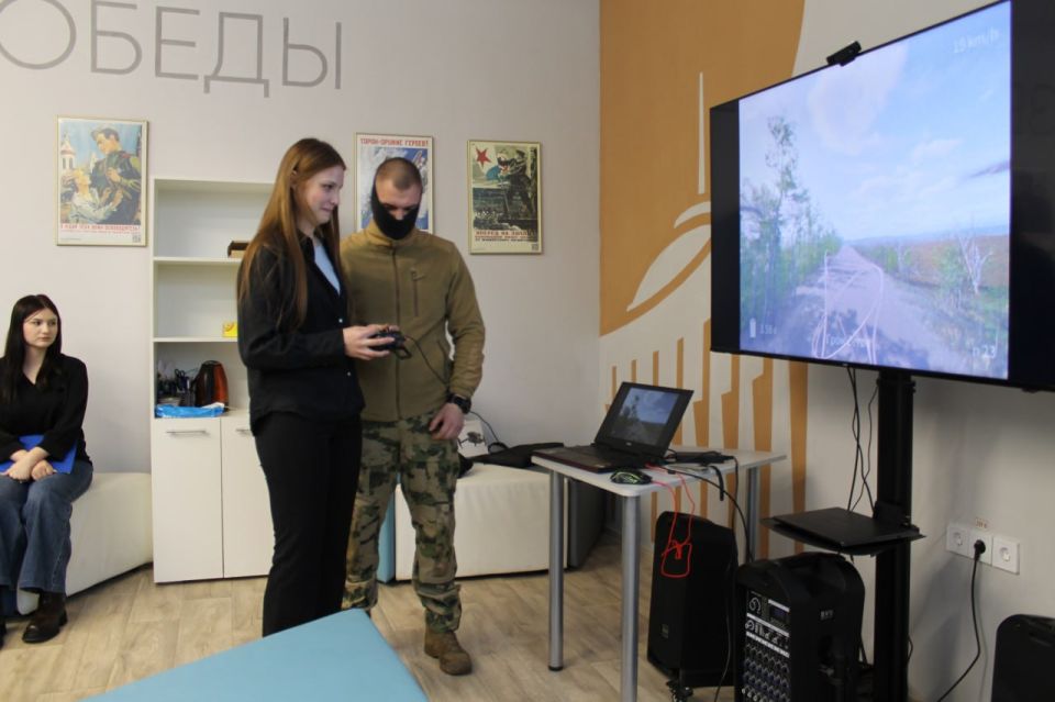 Единство в действии. Сегодня, сотрудники МБУ «Марковский районный дом культуры» провели глубокий и важный тематический час, посвященный началу Специальной военной операции и чествованию всех защитников нашей Родины Единство в действии. Сегодня, сотрудники МБУ «Марковский районный дом культуры» провели глубокий и важный тематический час, посвященный началу Специальной военной операции и чествованию всех защитников нашей Родины