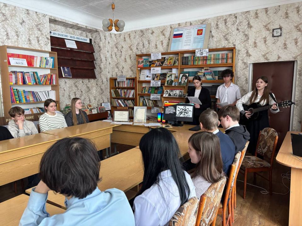 Патриотический час «Памяти павших будьте достойны» в Ровеньковской гимназии Патриотический час «Памяти павших будьте достойны» в Ровеньковской гимназии