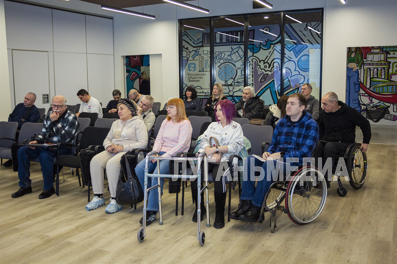 В луганском Доме молодежи прошел семинар «Сам себе мастер», направленный на информирование и обучение людей с инвалидностью практическим навыкам в рамках проекта «Мастерская «Точка опоры» В луганском Доме молодежи прошел семинар «Сам себе мастер», направленный на информирование и обучение людей с инвалидностью практическим навыкам в рамках проекта «Мастерская «Точка опоры»
