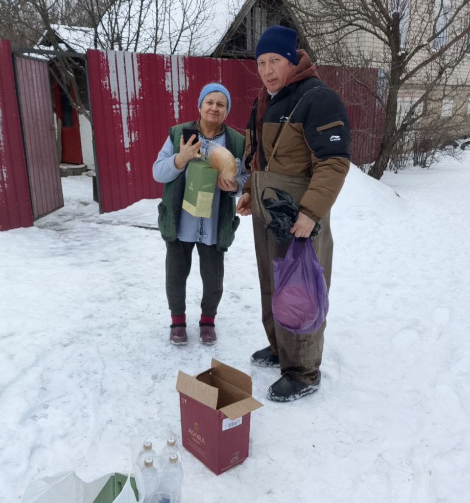 Владимир Чернев: По моему поручению сотрудники Администрации совместно с МЧС организовали доставку продуктов питания одиноким пенсионерам, проживающим по улице Бурляя в районе Красного городка города Старобельск