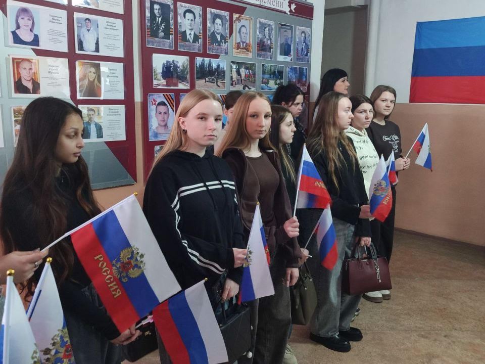 Единство в каждом сердце: в Ровеньковском колледже открылся стенд «Единство народов России»! Единство в каждом сердце: в Ровеньковском колледже открылся стенд «Единство народов России»!