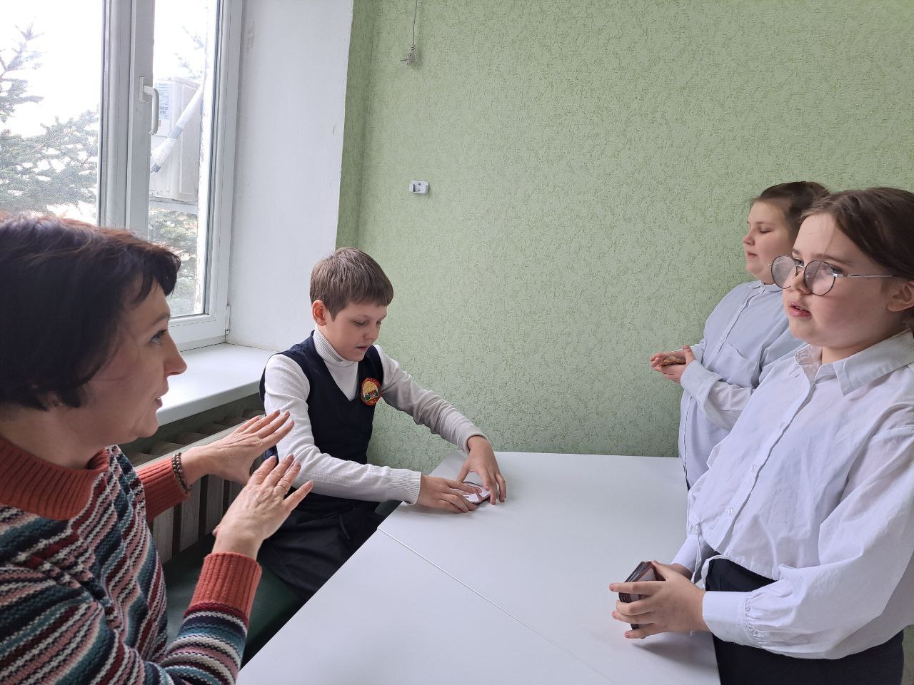 В Лутугинской Районной библиотеке для детей состоялась интеллектуальная игра-викторина для юных читателей «Хочется мальчишкам в армии служить» В Лутугинской Районной библиотеке для детей состоялась интеллектуальная игра-викторина для юных читателей «Хочется мальчишкам в армии служить»