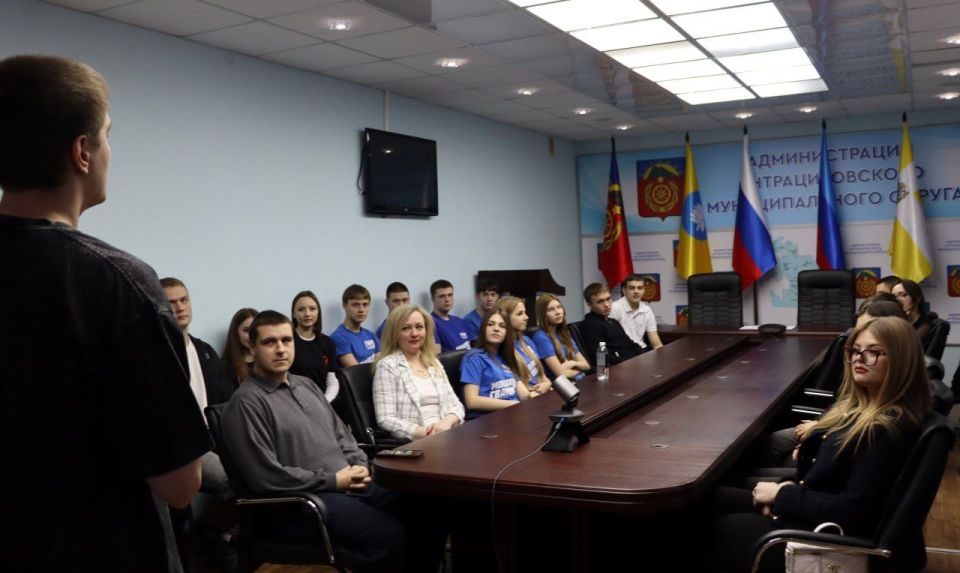 В Администрации прошла встреча Министра молодежной политики ЛНР Михаила Голубовича с представителями местной молодежи В Администрации прошла встреча Министра молодежной политики ЛНР Михаила Голубовича с представителями местной молодежи