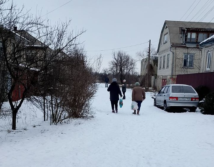 Владимир Чернев: По моему поручению сотрудники Администрации совместно с МЧС организовали доставку продуктов питания одиноким пенсионерам, проживающим по улице Бурляя в районе Красного городка города Старобельск Владимир Чернев: По моему поручению сотрудники Администрации совместно с МЧС организовали доставку продуктов питания одиноким пенсионерам, проживающим по улице Бурляя в районе Красного городка города Старобельск