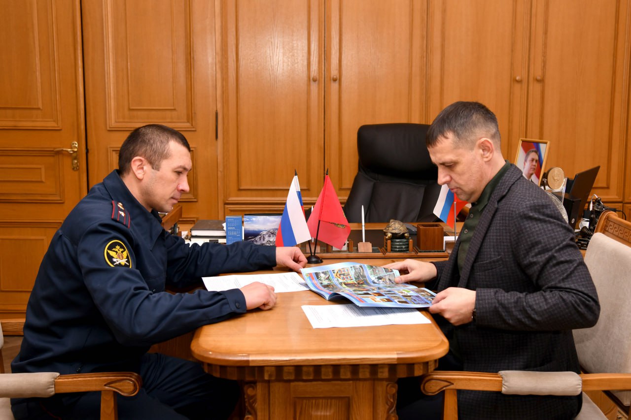 Встретился с врио начальника Исправительной колонии-5 майором внутренней службы Константином Сердюковым