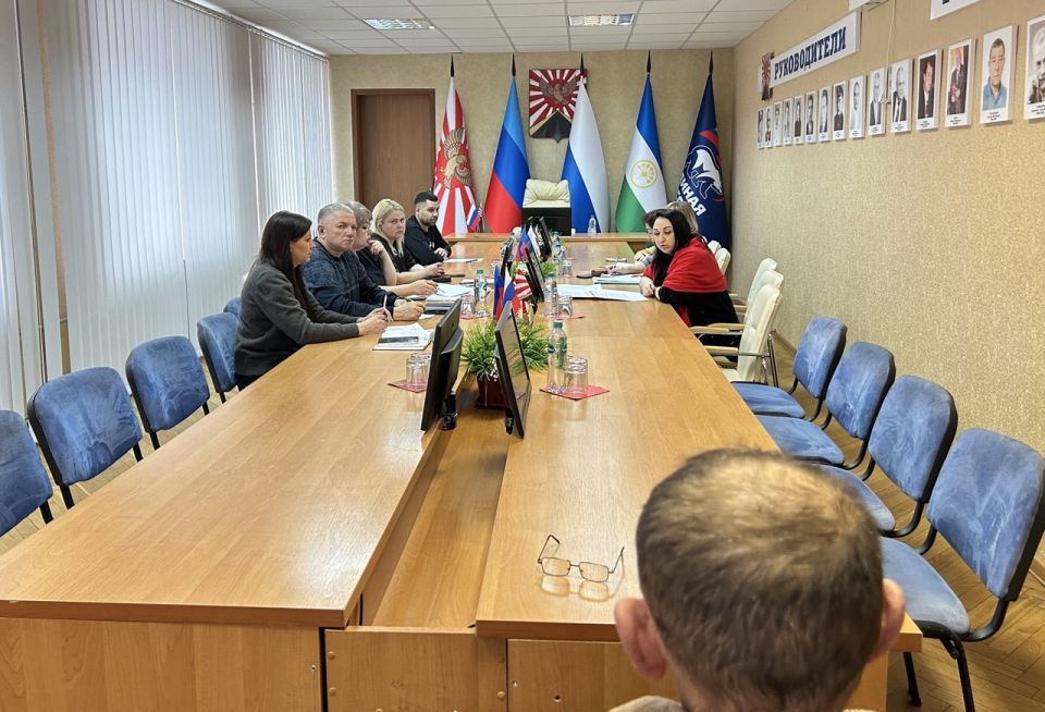Под председательством заместителя главы Администрации Краснолучского городского округа Елены Чуприной, при участии представителей налоговой службы, правоохранительных органов, пенсионного фонда, Совета округа, состоялось... Под председательством заместителя главы Администрации Краснолучского городского округа Елены Чуприной, при участии представителей налоговой службы, правоохранительных органов, пенсионного фонда, Совета округа, состоялось...