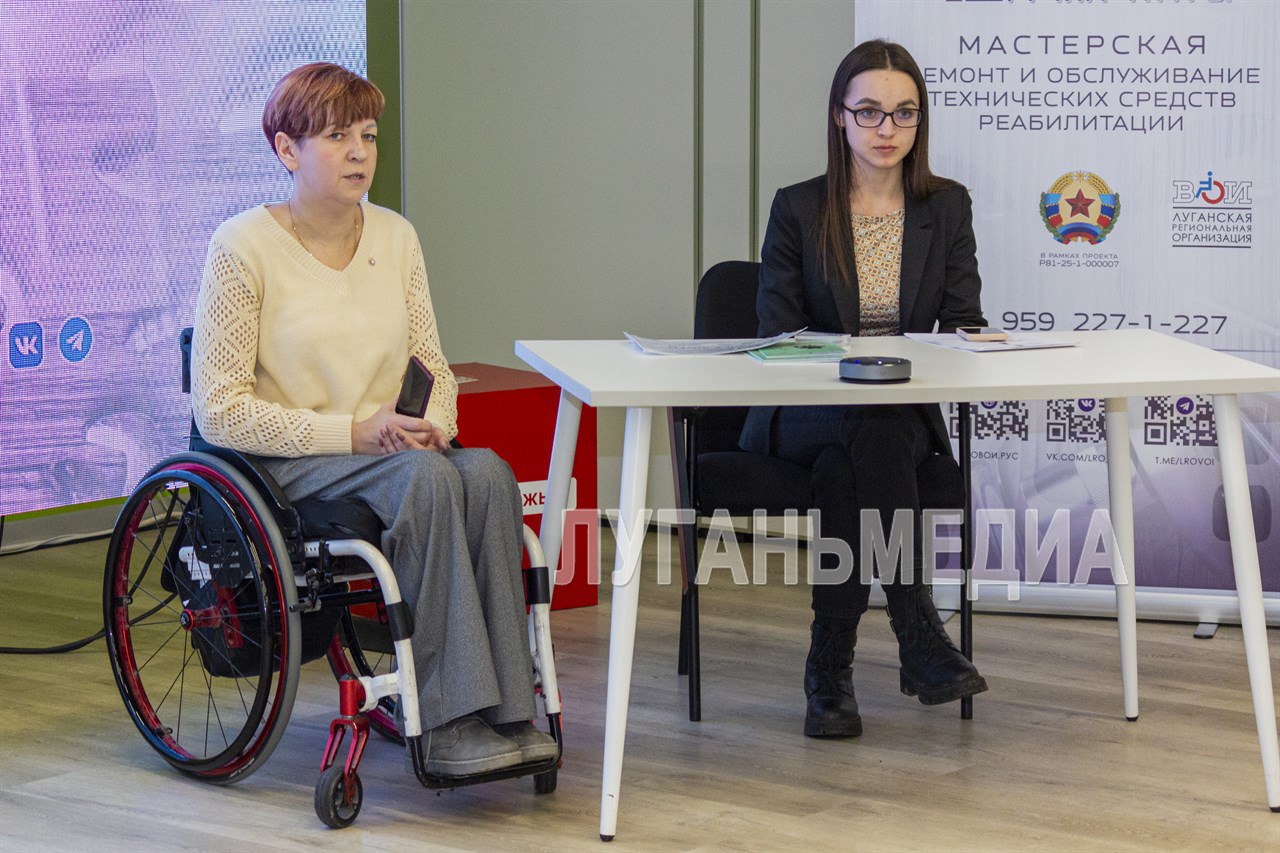 В луганском Доме молодежи прошел семинар «Сам себе мастер», направленный на информирование и обучение людей с инвалидностью практическим навыкам в рамках проекта «Мастерская «Точка опоры»