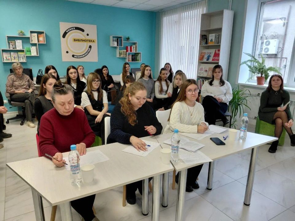 25 февраля в центральной библиотеке им. Г. Сковороды состоялись оживленные дебаты на тему "Должен ли каждый молодой человек пройти школу волонтерства, станет ли это обязательным этапом взросления?" 25 февраля в центральной библиотеке им. Г. Сковороды состоялись оживленные дебаты на тему "Должен ли каждый молодой человек пройти школу волонтерства, станет ли это обязательным этапом взросления?"
