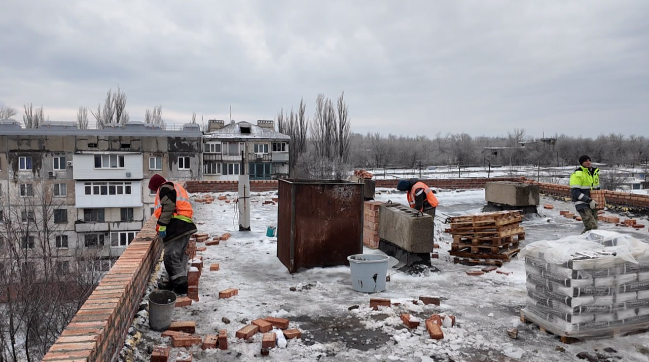 Специалисты СК «СТИЛЛ» продолжают работать на Лютикова, 27. Здесь идёт капитальный ремонт кровли Специалисты СК «СТИЛЛ» продолжают работать на Лютикова, 27. Здесь идёт капитальный ремонт кровли