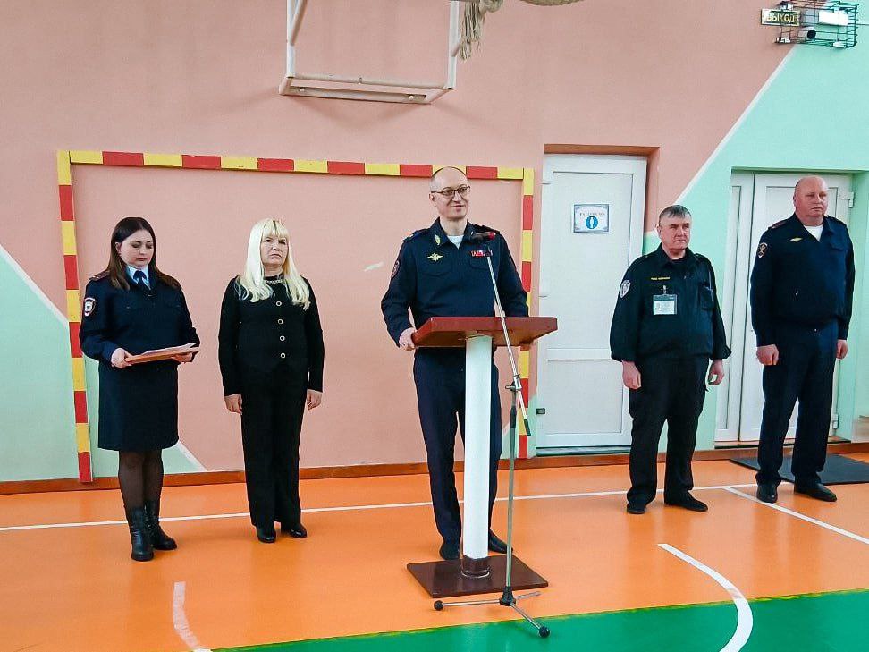 11Замминистра регионального МВД в Беловодске наградил мужчину, пресёкшего совершение преступления в отношении школьницы