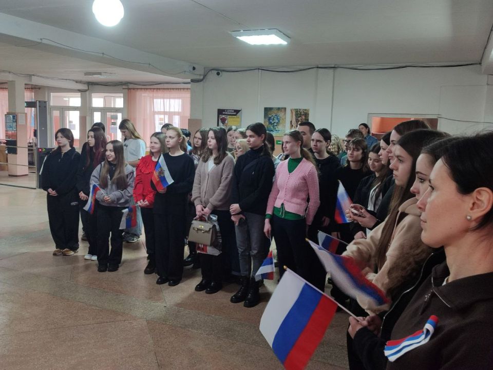 Единство в каждом сердце: в Ровеньковском колледже открылся стенд «Единство народов России»! Единство в каждом сердце: в Ровеньковском колледже открылся стенд «Единство народов России»!