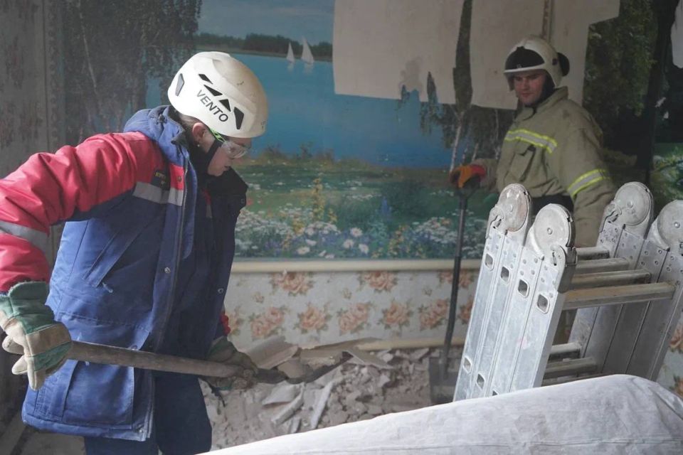 Не ждать, а делать. Добровольцы ЛугРО ВСКС продолжают устранять последствия удара в пгт Центральный Не ждать, а делать. Добровольцы ЛугРО ВСКС продолжают устранять последствия удара в пгт Центральный