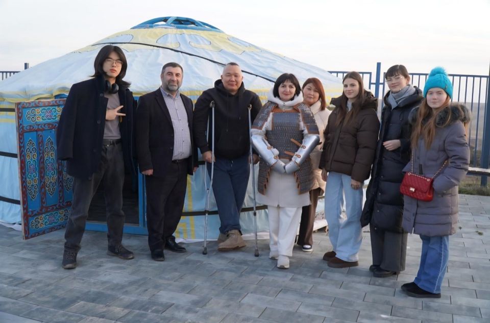 Студенты Антрацитовского медколледжа во время пребывания в Калмыкии посетили Дом молодежи им. Б.Б. Городовикова Студенты Антрацитовского медколледжа во время пребывания в Калмыкии посетили Дом молодежи им. Б.Б. Городовикова