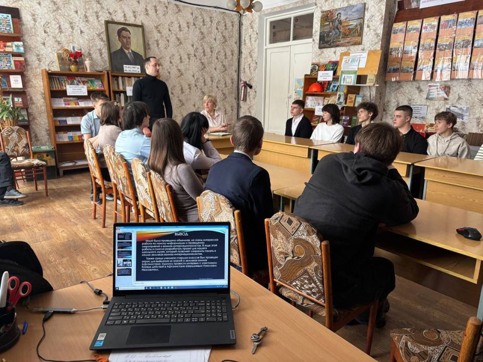 Патриотический час «Памяти павших будьте достойны» в Ровеньковской гимназии Патриотический час «Памяти павших будьте достойны» в Ровеньковской гимназии