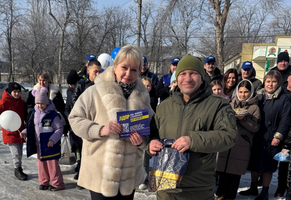 День Защитников Отечества в Стахановском отделении ЛДПР: поздравили однопартийцев, активистов и ветеранов СВО День Защитников Отечества в Стахановском отделении ЛДПР: поздравили однопартийцев, активистов и ветеранов СВО