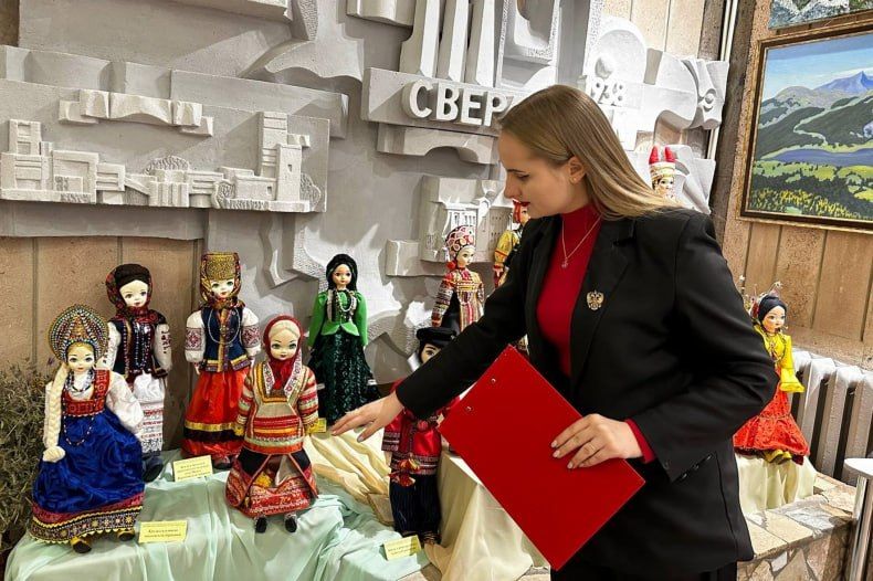 В свердловском музее открылась выставки «Куклы из бабушкиного сундучка» В свердловском музее открылась выставки «Куклы из бабушкиного сундучка»