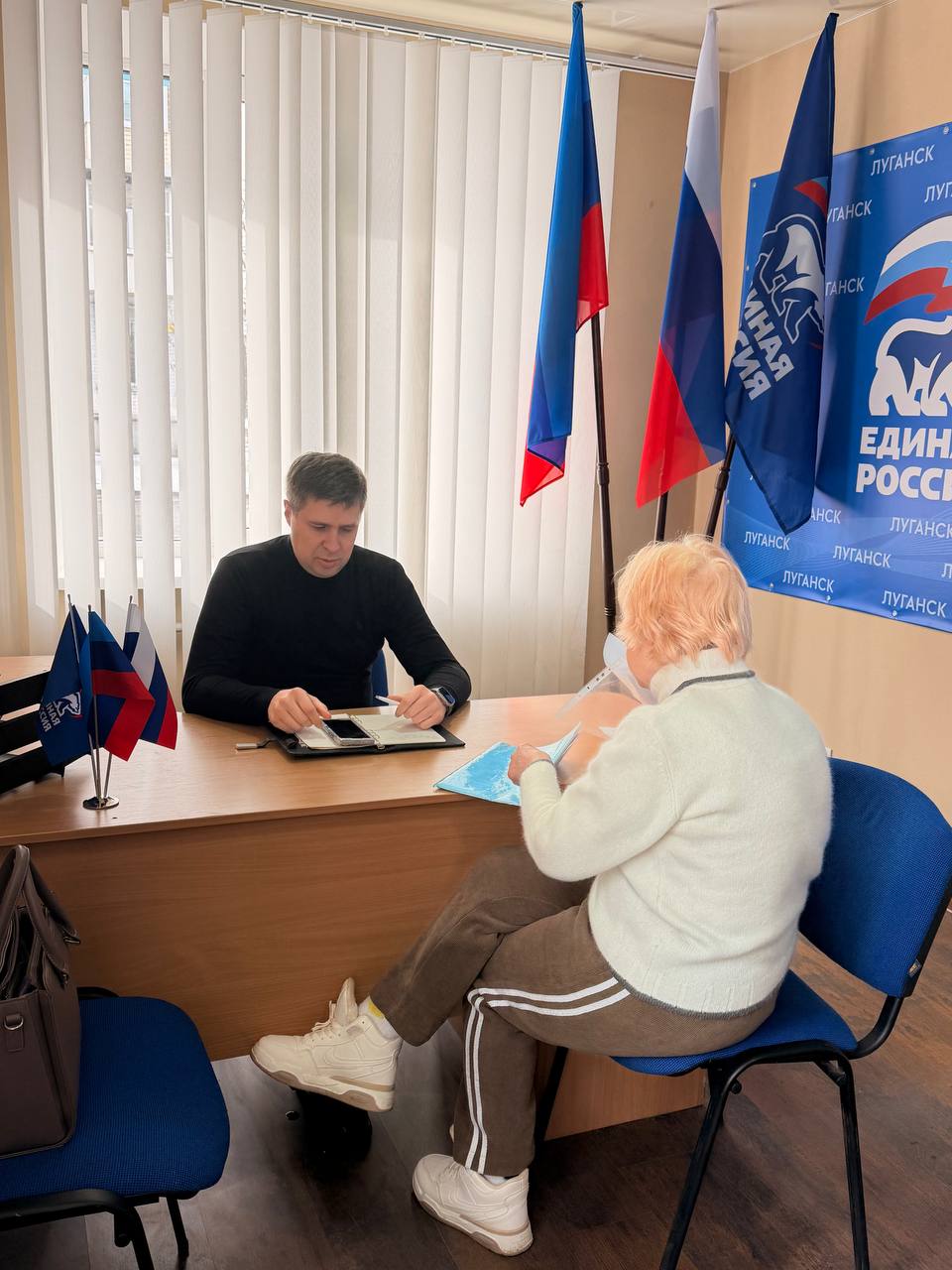 Депутат Александр Фогель провел прием луганчан в местной Общественной приемной