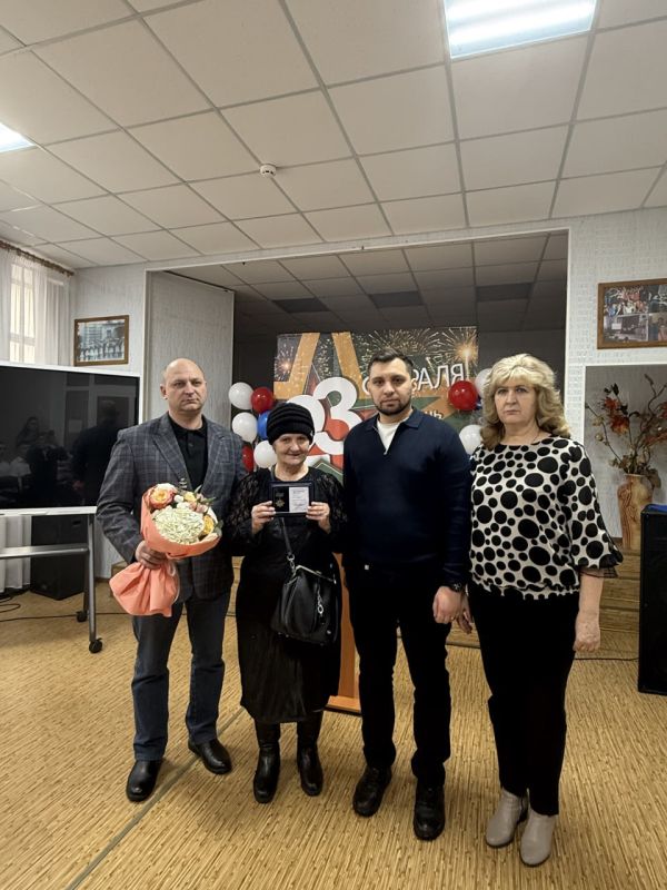 В Старобельске вручили партийную медаль «Мать солдата»