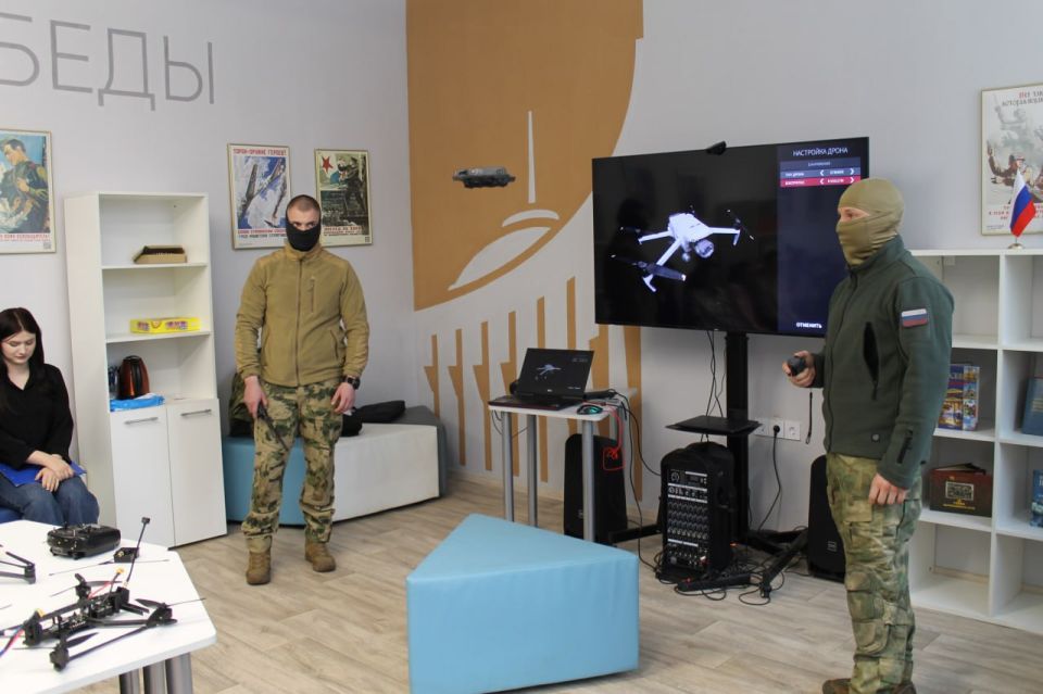 Единство в действии. Сегодня, сотрудники МБУ «Марковский районный дом культуры» провели глубокий и важный тематический час, посвященный началу Специальной военной операции и чествованию всех защитников нашей Родины Единство в действии. Сегодня, сотрудники МБУ «Марковский районный дом культуры» провели глубокий и важный тематический час, посвященный началу Специальной военной операции и чествованию всех защитников нашей Родины
