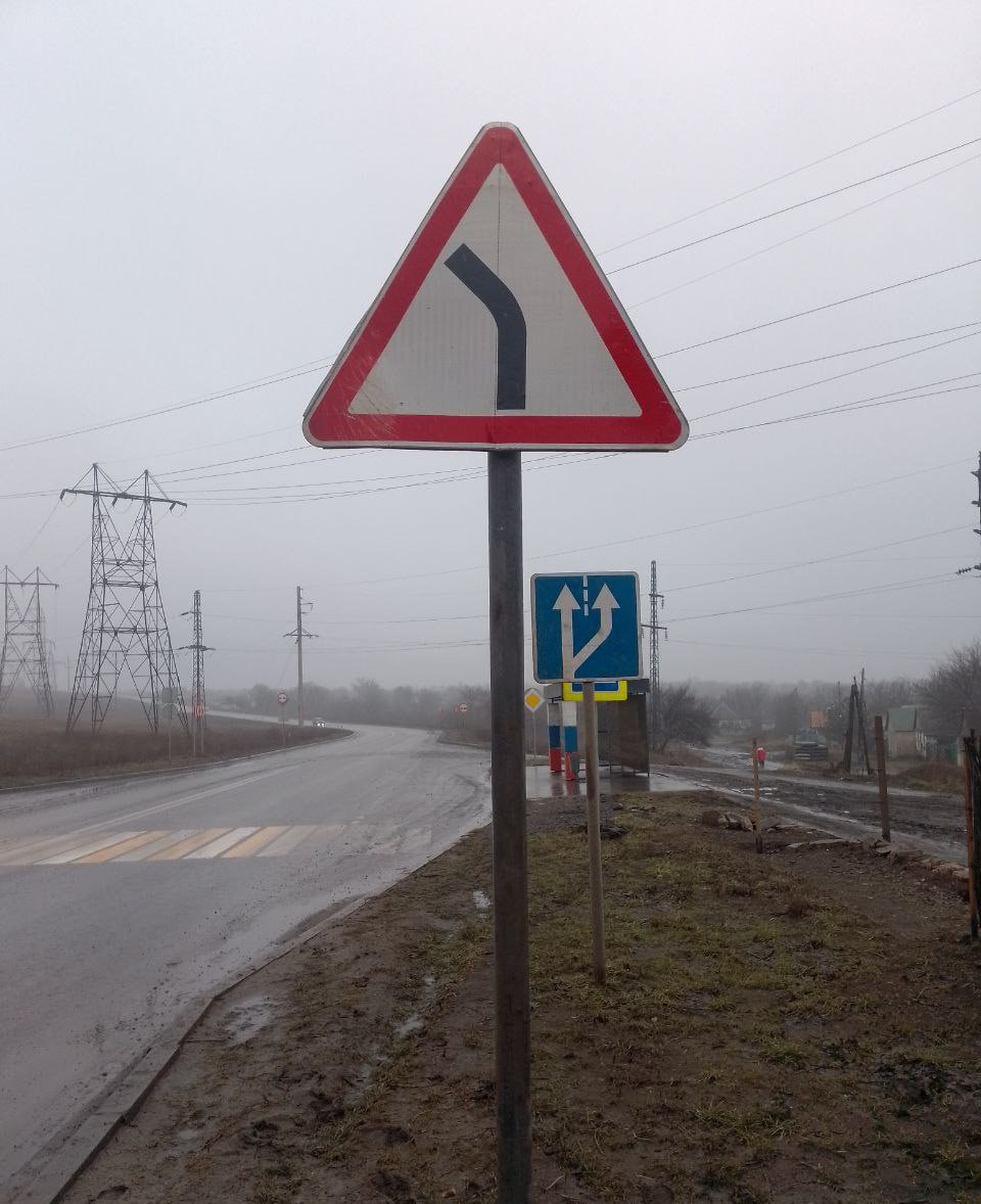 Специалисты подрядной организации провели работы по восстановлению дорожных знаков на автодорогах республики Специалисты подрядной организации провели работы по восстановлению дорожных знаков на автодорогах республики