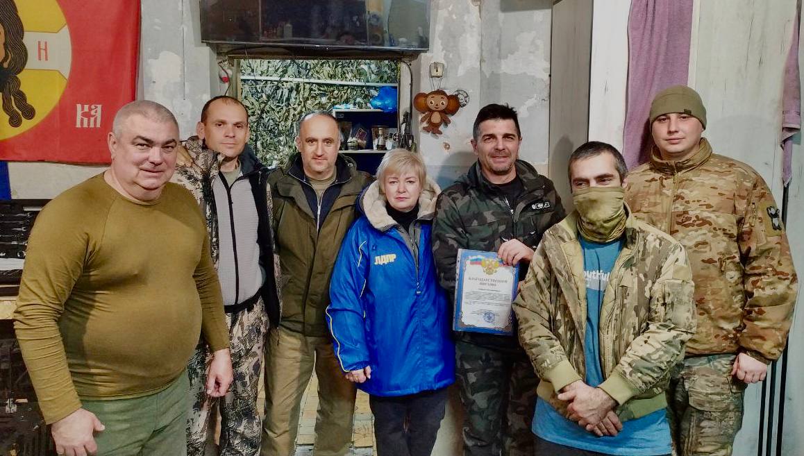 Плечом к плечу. Депутат Совета Ровеньковского городского округа от фракции ЛДПР Елена Польжок посетила военнослужащих взвода беспилотных летательных аппаратов и передала им необходимую гуманитарную помощь