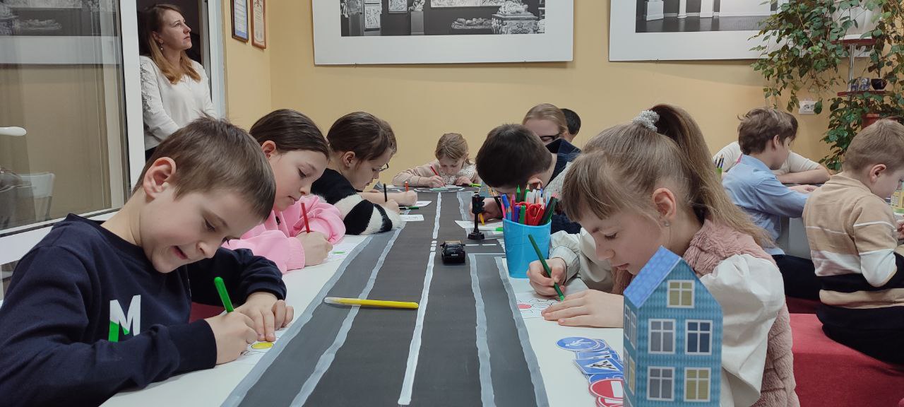 26 февраля в детском центре Перевальского районного исторического музея ученики Перевальской гимназии № 1 приняли участие в увлекательном мероприятии, посвященном правилам дорожного движения 26 февраля в детском центре Перевальского районного исторического музея ученики Перевальской гимназии № 1 приняли участие в увлекательном мероприятии, посвященном правилам дорожного движения