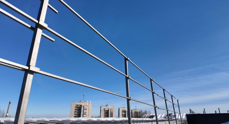 Завершается капитальный ремонт кровли по адресу: Петра Котова, 9 Завершается капитальный ремонт кровли по адресу: Петра Котова, 9