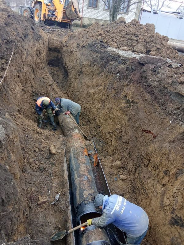 Евгений Бондарь: Сложный ремонт на магистральном водоводе Лутугинского участка Южного управления «Лугансквода» Евгений Бондарь: Сложный ремонт на магистральном водоводе Лутугинского участка Южного управления «Лугансквода»
