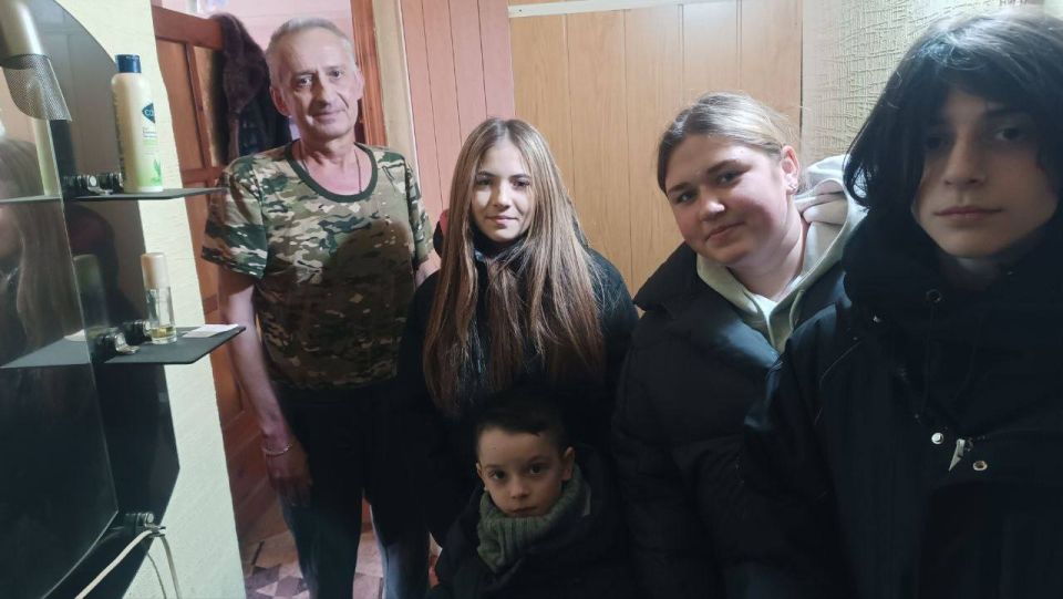 Героев поздравили дома. В день Защитника Отечества навестить участников боевых действий, имеющих ограниченные возможности передвижения, отправились волонтеры ЛДПР и представители молодежного волонтерского движения Героев поздравили дома. В день Защитника Отечества навестить участников боевых действий, имеющих ограниченные возможности передвижения, отправились волонтеры ЛДПР и представители молодежного волонтерского движения