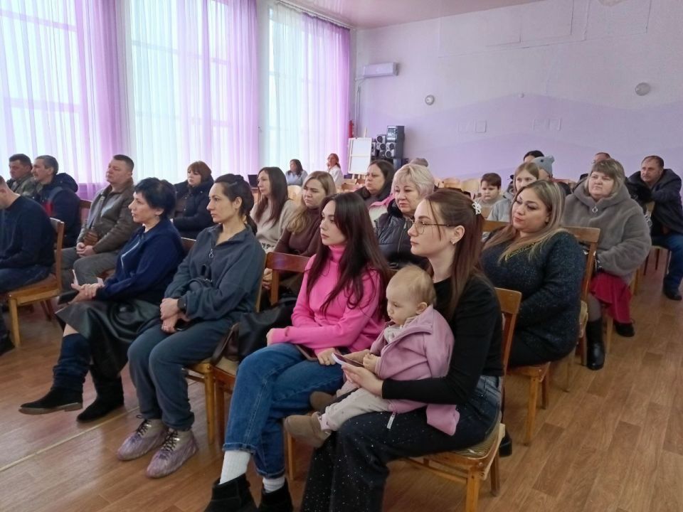 Сегодня в Ровеньковской школе № 3 им. А.Ф. Бурды состоялась важная встреча, организованная представителем КСВО ЛНР Анной Писаревской Сегодня в Ровеньковской школе № 3 им. А.Ф. Бурды состоялась важная встреча, организованная представителем КСВО ЛНР Анной Писаревской