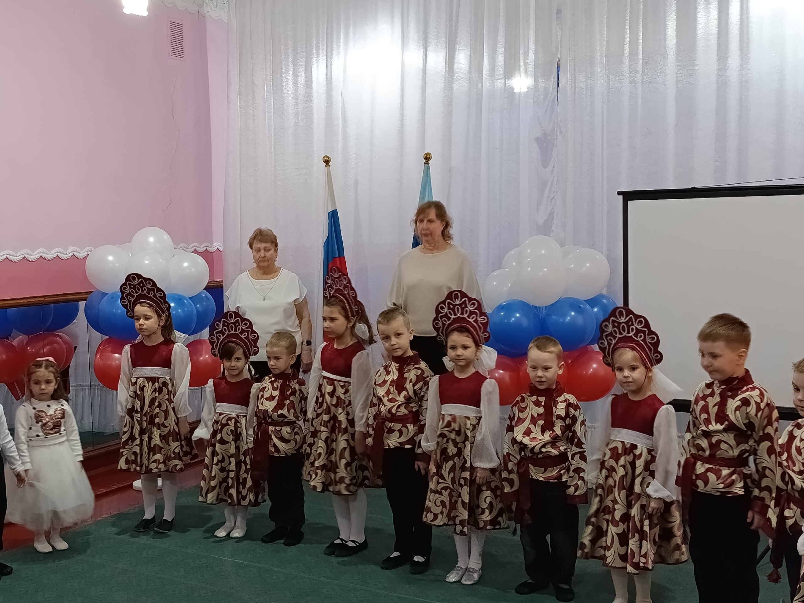 В детских садах "Радуга", "Колокольчик" состоялись открытия Года единства народов России В детских садах "Радуга", "Колокольчик" состоялись открытия Года единства народов России