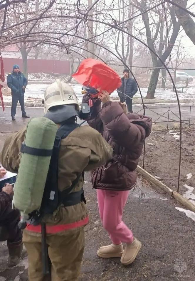 В Брянке спасатели МЧС эвакуировали девушку во время пожара в многоэтажном доме В Брянке спасатели МЧС эвакуировали девушку во время пожара в многоэтажном доме