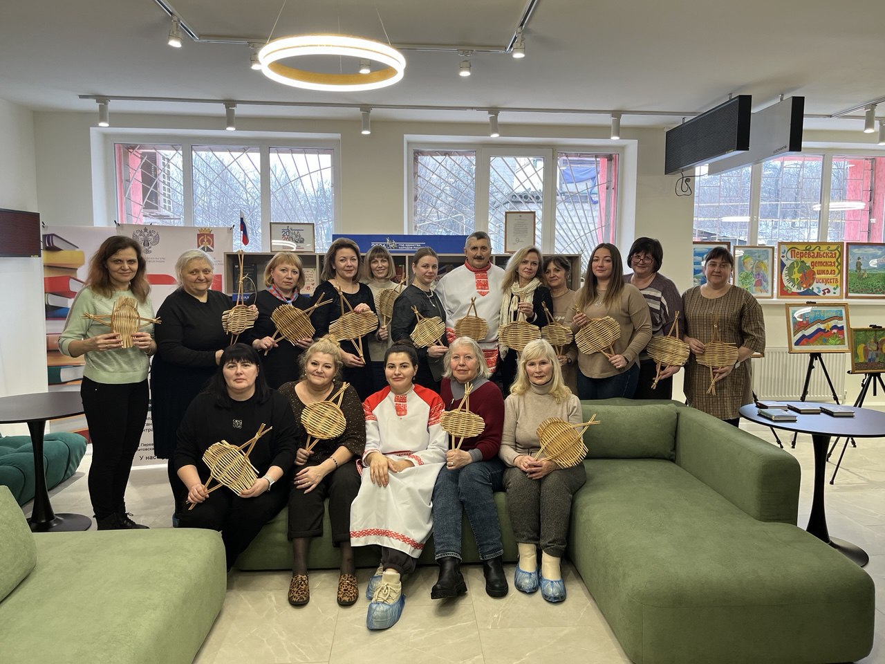 Посетители Перевальского "Библиопортала" освоили уникальную технику лозоплетения "Тарелочка зарзо" Посетители Перевальского "Библиопортала" освоили уникальную технику лозоплетения "Тарелочка зарзо"