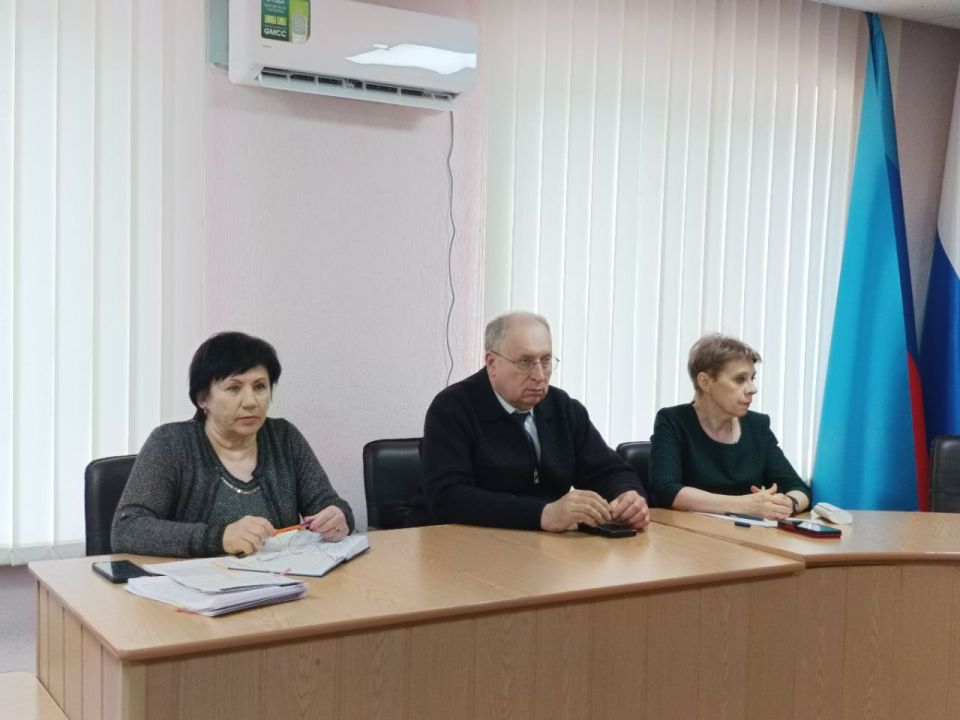 Сегодня в городском округе город Ровеньки состоялось аппаратное совещание под председательством Главы городского округа Андрея Рубанцова, посвященное одному из самых острых и социально значимых вопросов – оказанию... Сегодня в городском округе город Ровеньки состоялось аппаратное совещание под председательством Главы городского округа Андрея Рубанцова, посвященное одному из самых острых и социально значимых вопросов – оказанию...