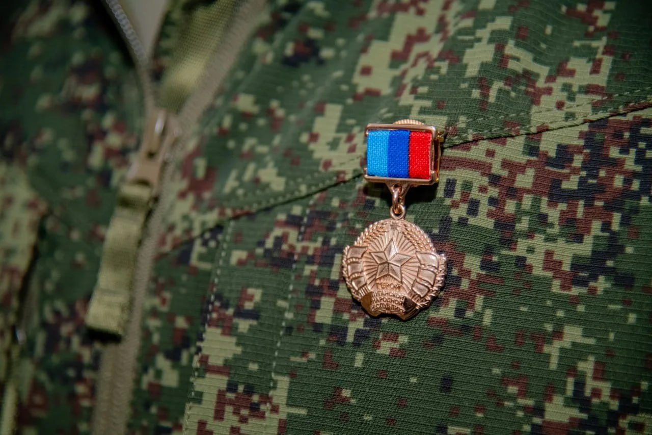 Леонид Пасечник присвоил звание Героя Луганской Народной Республики казаку из Стаханова Александру Бурееву Леонид Пасечник присвоил звание Героя Луганской Народной Республики казаку из Стаханова Александру Бурееву