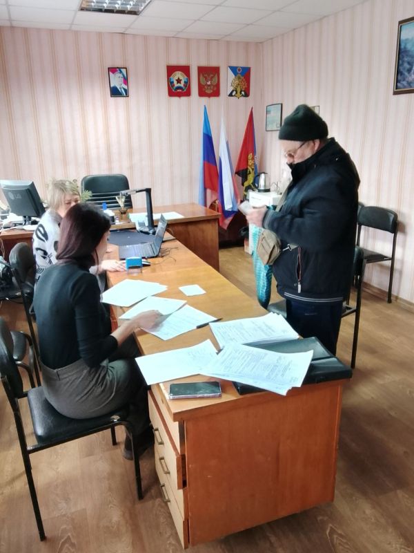 Сегодня в отделе жизнеобеспечения пгт Ясеновский состоялся выездной приём для ветеранов боевых действий и членов семей погибших в СВО, который провели представители комитета семей воинов Отечества ЛНР, военного комиссариата... Сегодня в отделе жизнеобеспечения пгт Ясеновский состоялся выездной приём для ветеранов боевых действий и членов семей погибших в СВО, который провели представители комитета семей воинов Отечества ЛНР, военного комиссариата...