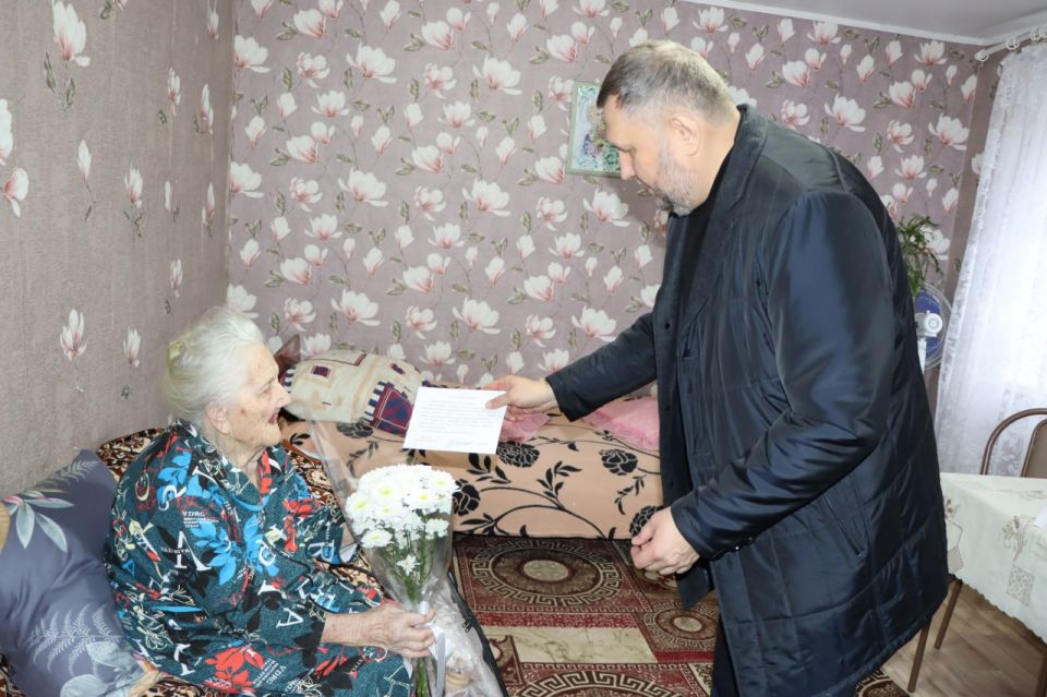 Евгений Бондарь: Лично посетил нашу долгожительницу и поздравил с этой значимой датой Евгений Бондарь: Лично посетил нашу долгожительницу и поздравил с этой значимой датой