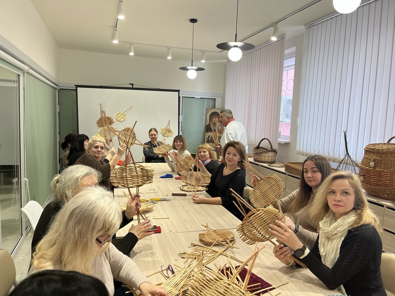 Посетители Перевальского "Библиопортала" освоили уникальную технику лозоплетения "Тарелочка зарзо" Посетители Перевальского "Библиопортала" освоили уникальную технику лозоплетения "Тарелочка зарзо"