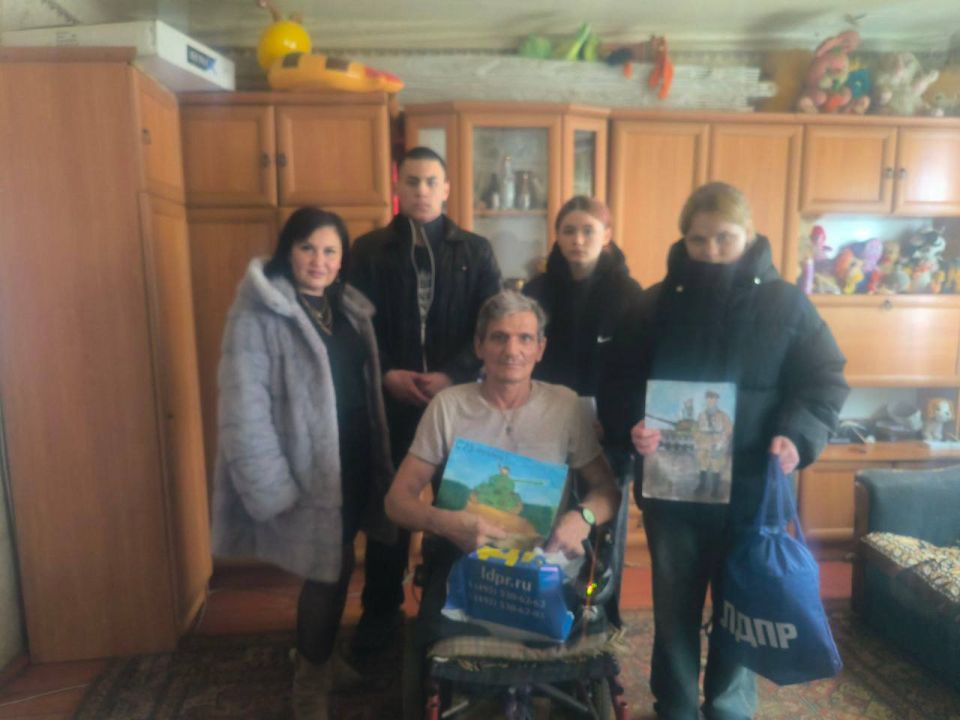 Героев поздравили дома. В день Защитника Отечества навестить участников боевых действий, имеющих ограниченные возможности передвижения, отправились волонтеры ЛДПР и представители молодежного волонтерского движения Героев поздравили дома. В день Защитника Отечества навестить участников боевых действий, имеющих ограниченные возможности передвижения, отправились волонтеры ЛДПР и представители молодежного волонтерского движения