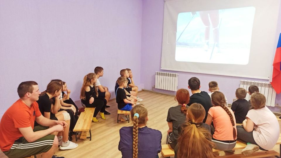 В рамках Международного фестиваля спортивного кино, при поддержке отдела молодежи и спорта, ребята нашей спортивной школы окунулись в атмосферу удивительного фильма «Камчадалка», о жизни и карьере олимпийской чемпионки... В рамках Международного фестиваля спортивного кино, при поддержке отдела молодежи и спорта, ребята нашей спортивной школы окунулись в атмосферу удивительного фильма «Камчадалка», о жизни и карьере олимпийской чемпионки...