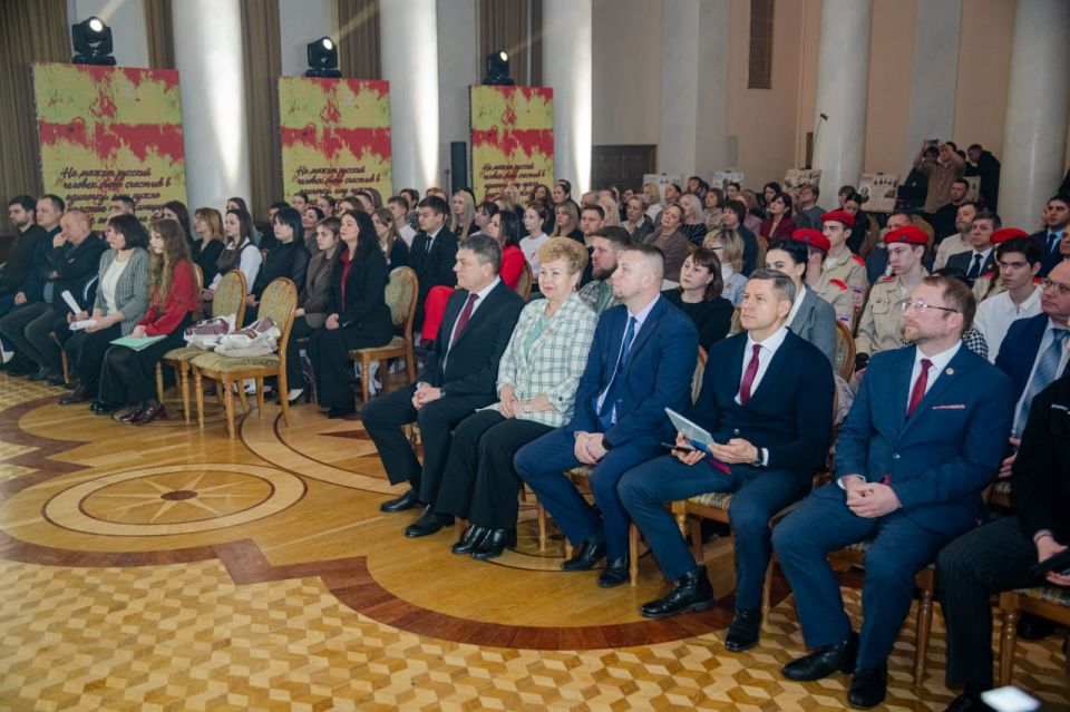 Глава ЛНР торжественно открыл в Луганске цикл мероприятий, посвященных 225-летию Владимира Даля Глава ЛНР торжественно открыл в Луганске цикл мероприятий, посвященных 225-летию Владимира Даля