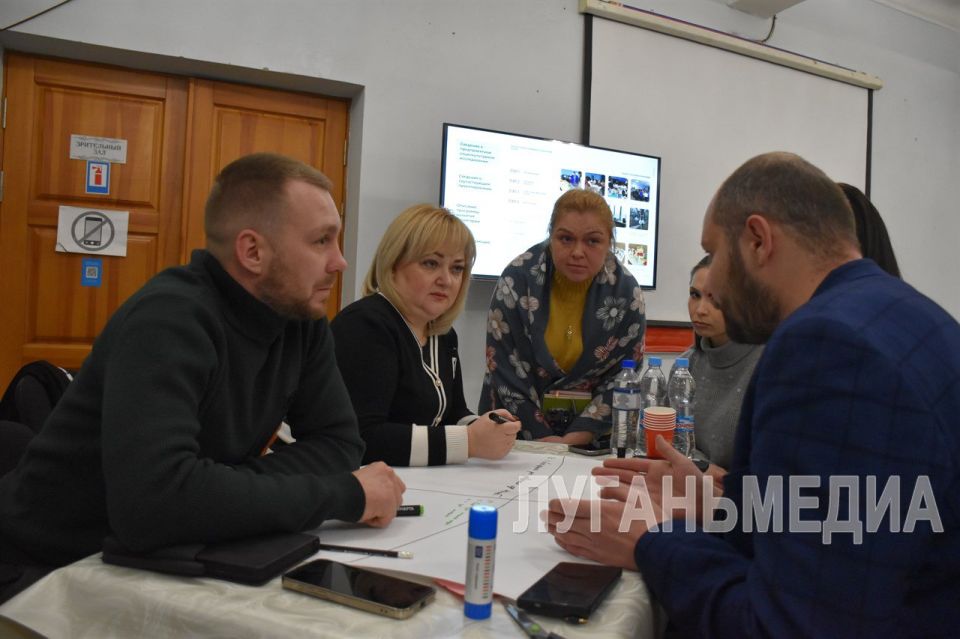 В Культурно-досуговом центре Алчевска состоялся семинар по разработке дизайн-проекта для участия во Всероссийском конкурсе лучших проектов создания комфортной городской среды в 2026 году В Культурно-досуговом центре Алчевска состоялся семинар по разработке дизайн-проекта для участия во Всероссийском конкурсе лучших проектов создания комфортной городской среды в 2026 году