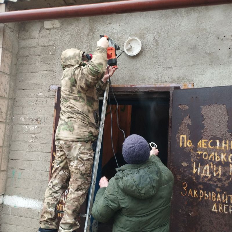 Специалисты Ровеньковского филиала НКО выполняют работы по установке светильников при входе в подъезды многоквартирных домов Специалисты Ровеньковского филиала НКО выполняют работы по установке светильников при входе в подъезды многоквартирных домов
